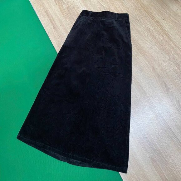 Black Straight Midi Skirt Classic Minimal - Picture 2 of 4